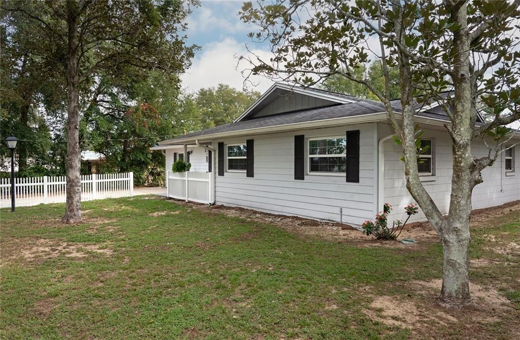 For Sale: $370,000 (3 beds, 2 baths, 1669 Square Feet)