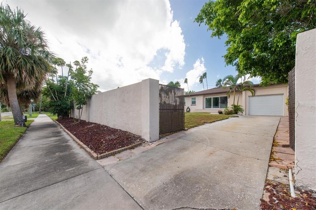 Activo con contrato: $3,200 (3 camas, 2 baños, 1479 Pies cuadrados)