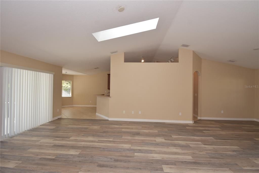 Под контрактом: $2,650 (4 спален, 3 ванн, 2513 Квадратных фут)