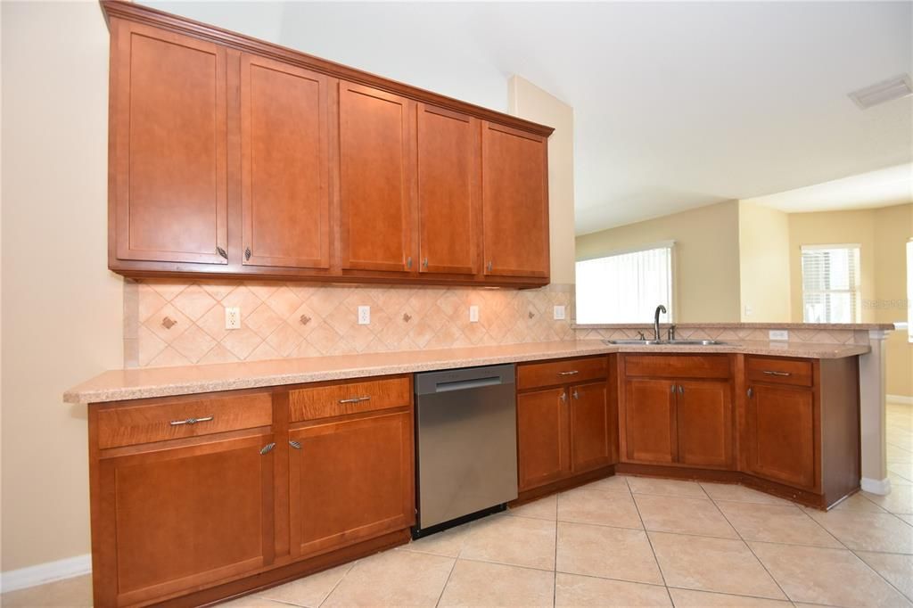 Под контрактом: $2,650 (4 спален, 3 ванн, 2513 Квадратных фут)