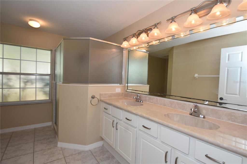 Под контрактом: $2,650 (4 спален, 3 ванн, 2513 Квадратных фут)