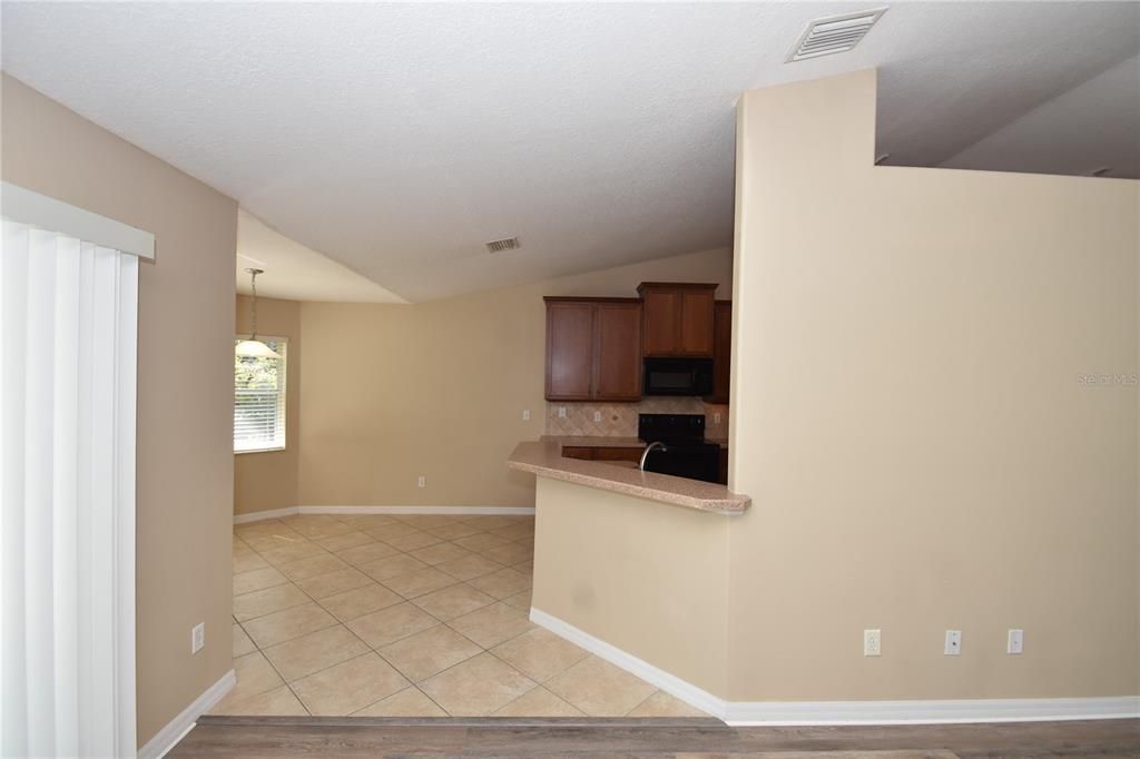 Под контрактом: $2,650 (4 спален, 3 ванн, 2513 Квадратных фут)