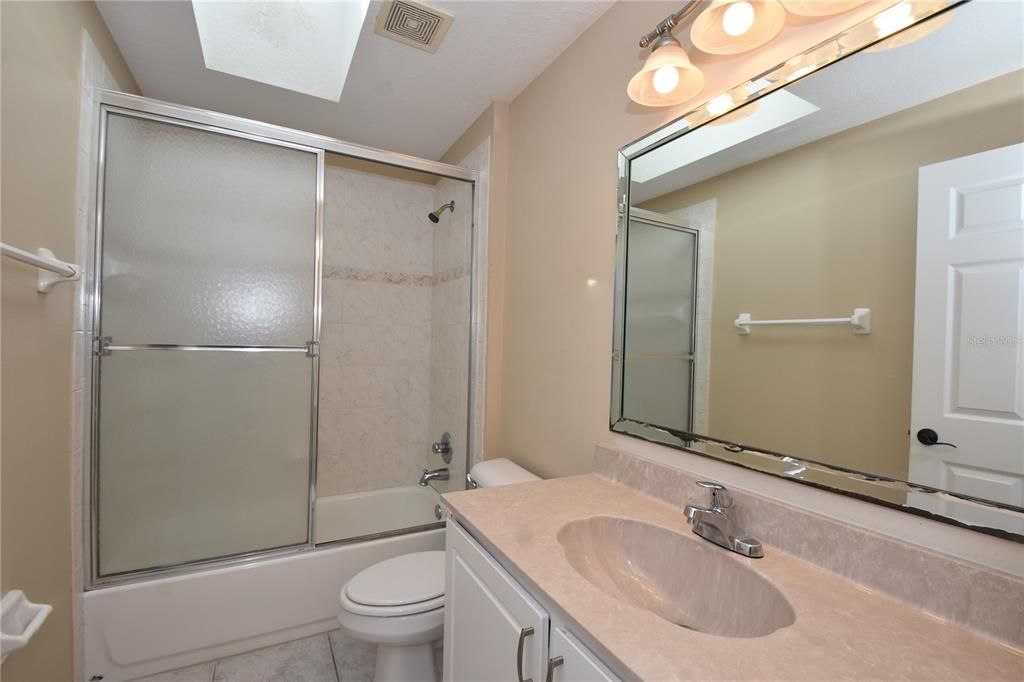 Под контрактом: $2,650 (4 спален, 3 ванн, 2513 Квадратных фут)