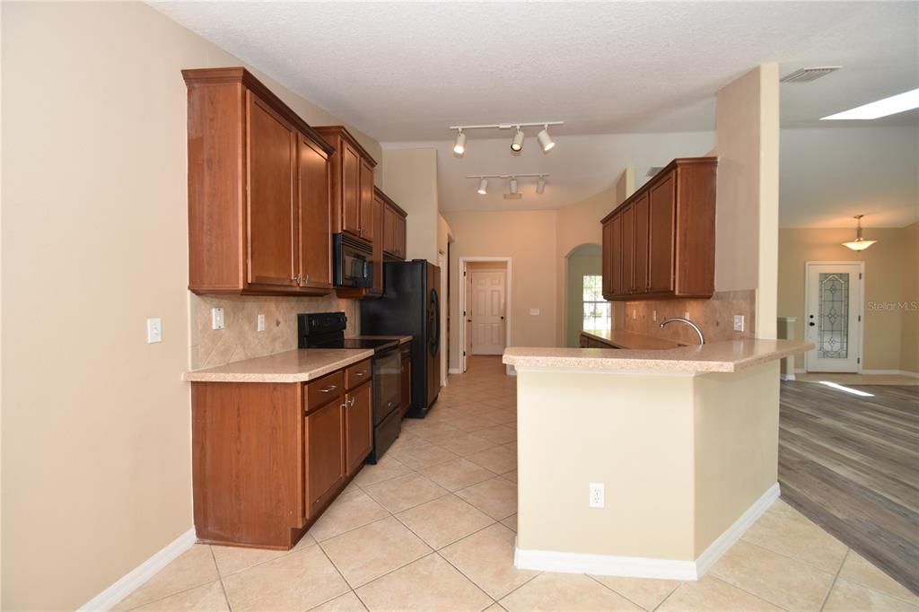 Под контрактом: $2,650 (4 спален, 3 ванн, 2513 Квадратных фут)