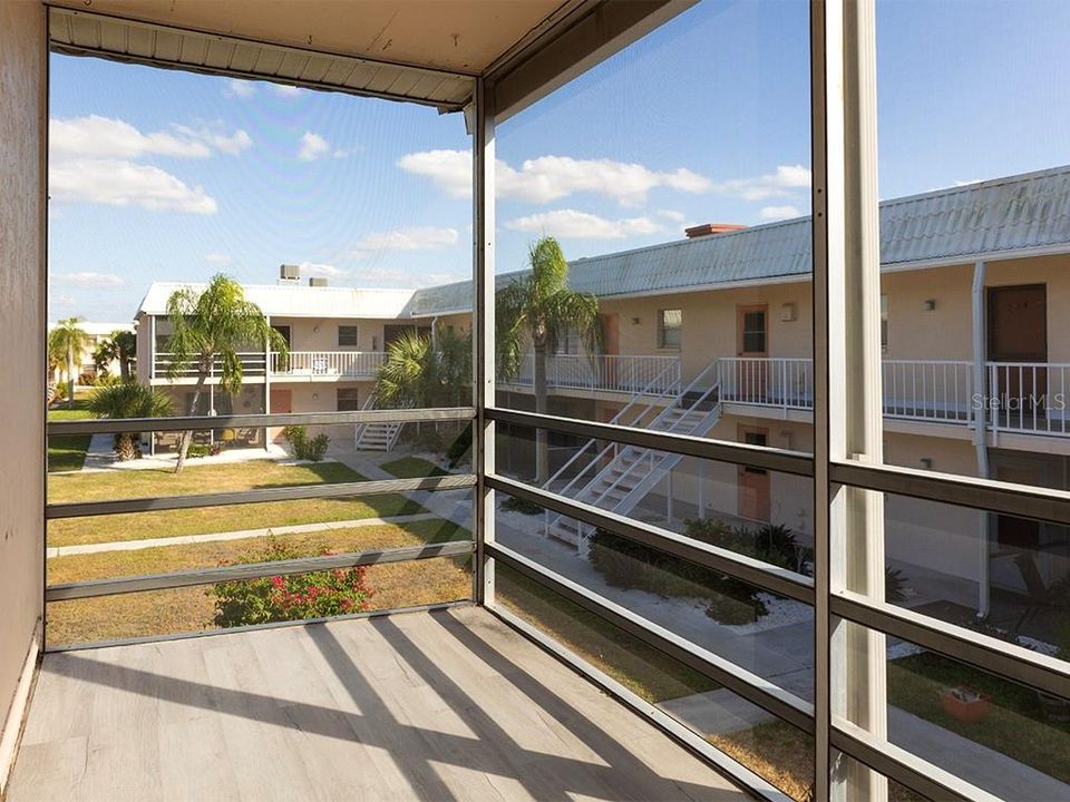 For Rent: $2,050 (2 beds, 2 baths, 811 Square Feet)