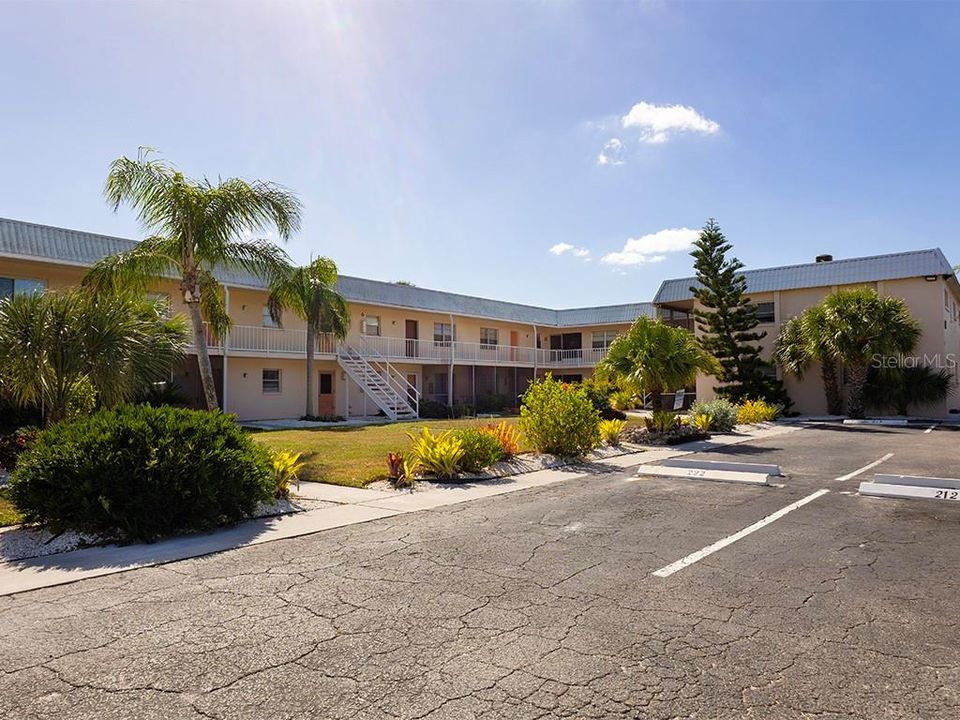 For Rent: $2,050 (2 beds, 2 baths, 811 Square Feet)