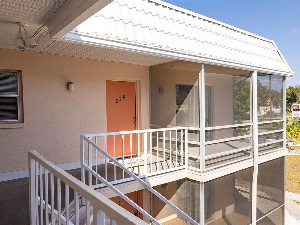 For Rent: $2,050 (2 beds, 2 baths, 811 Square Feet)