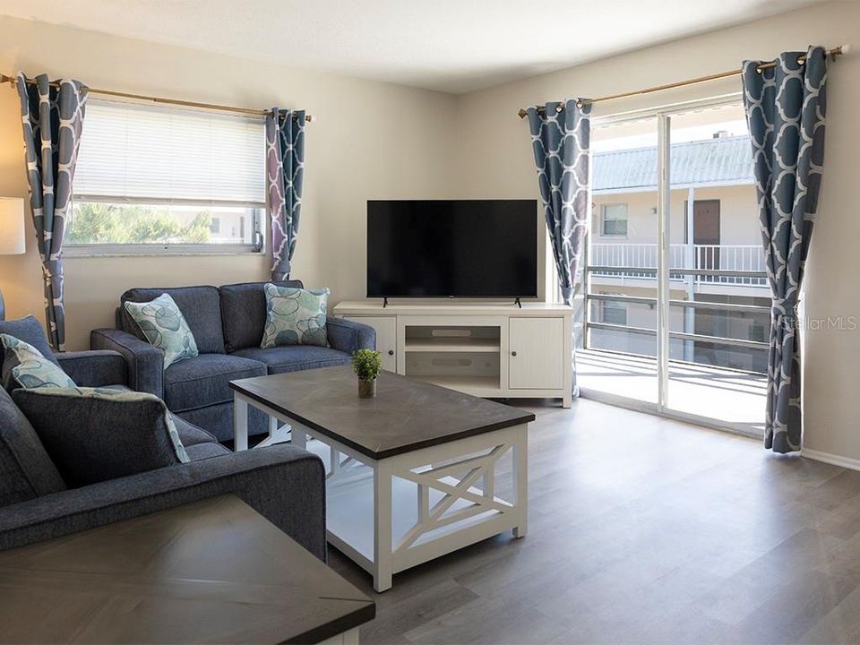 For Rent: $2,050 (2 beds, 2 baths, 811 Square Feet)