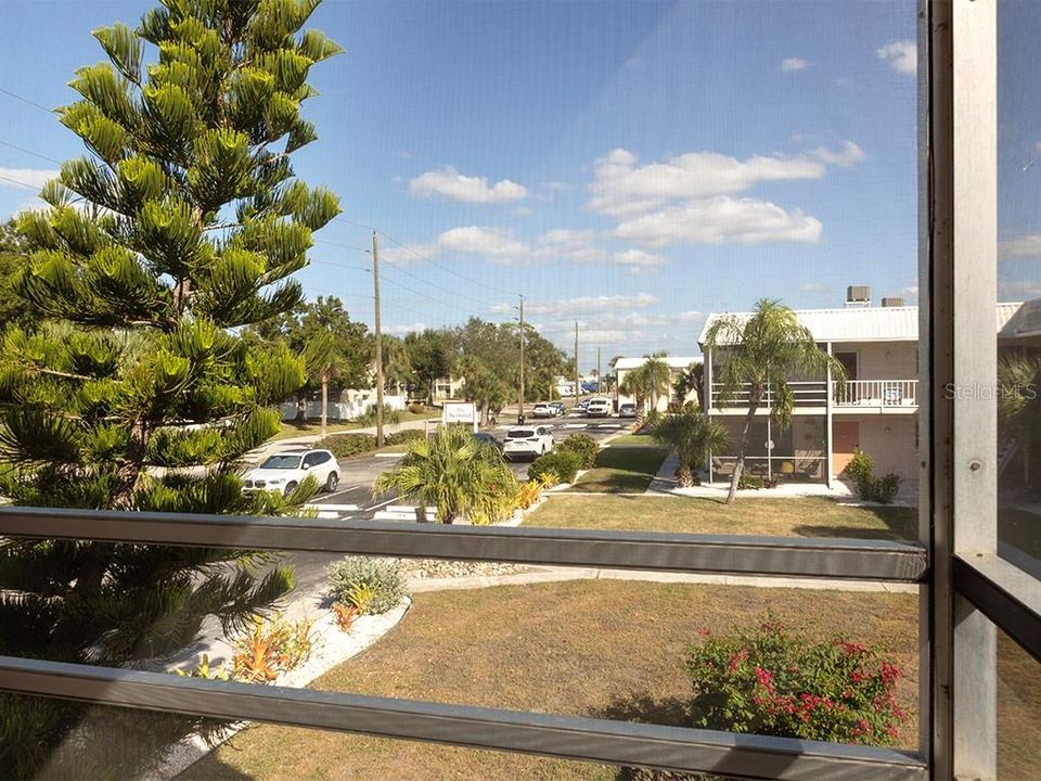 For Rent: $2,050 (2 beds, 2 baths, 811 Square Feet)