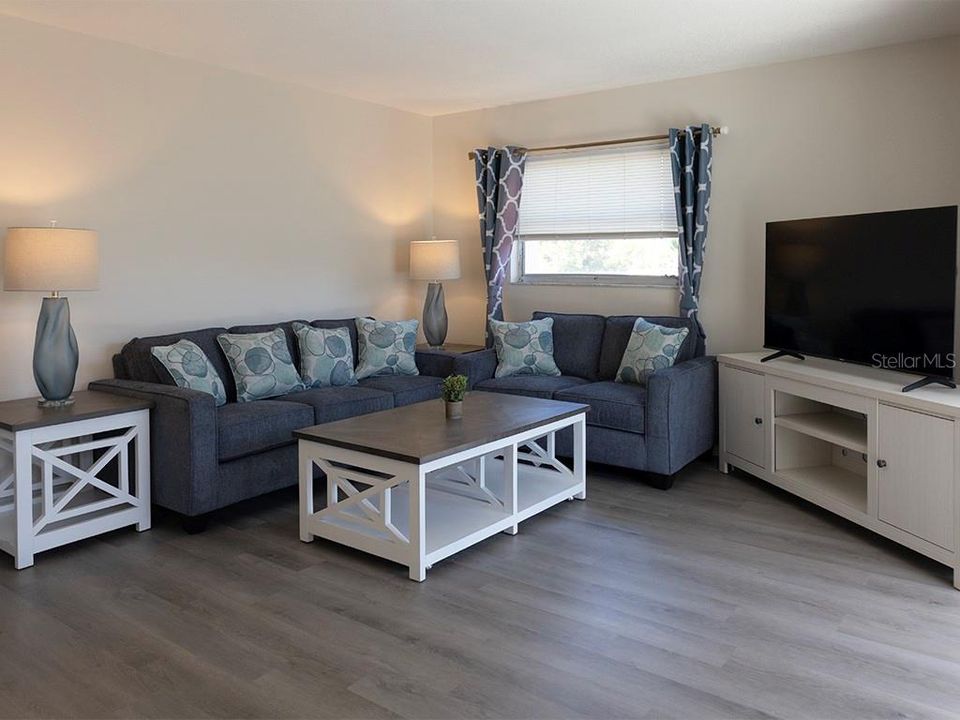 For Rent: $2,050 (2 beds, 2 baths, 811 Square Feet)