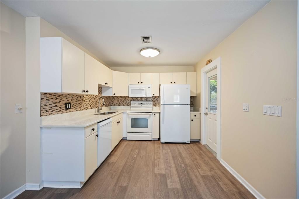 На продажу: $289,000 (2 спален, 2 ванн, 991 Квадратных фут)