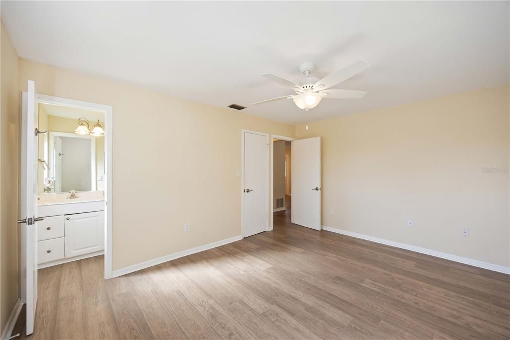 На продажу: $289,000 (2 спален, 2 ванн, 991 Квадратных фут)