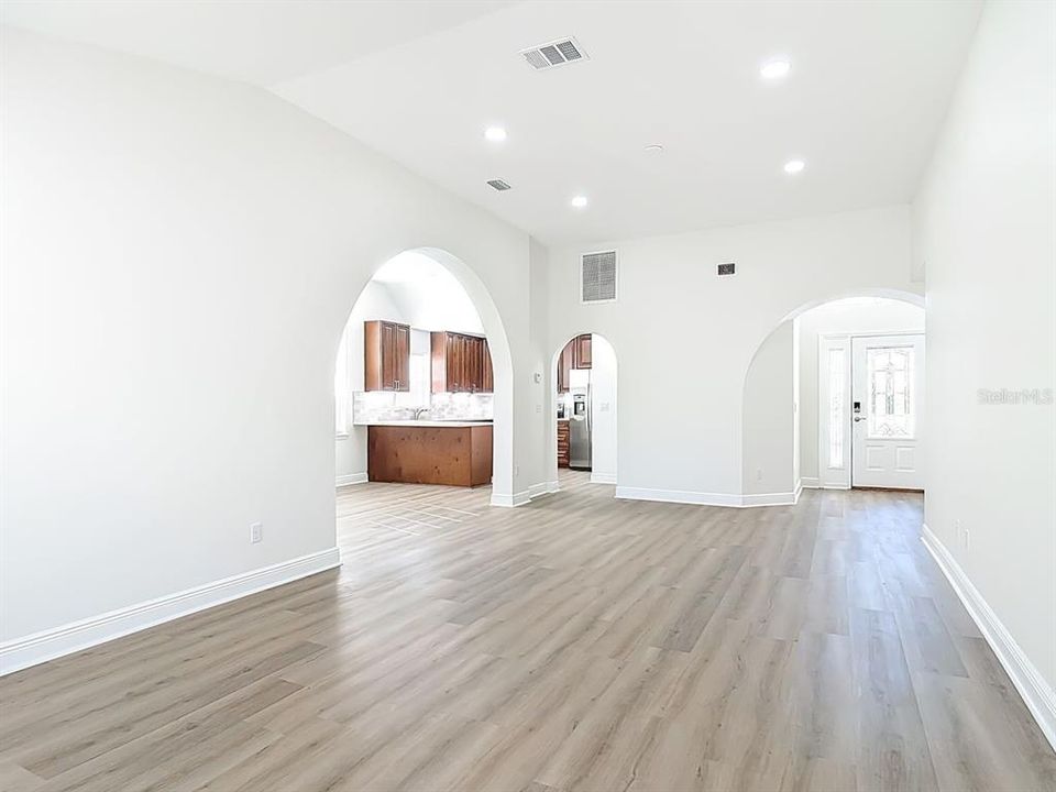 For Sale: $370,000 (2 beds, 2 baths, 1609 Square Feet)