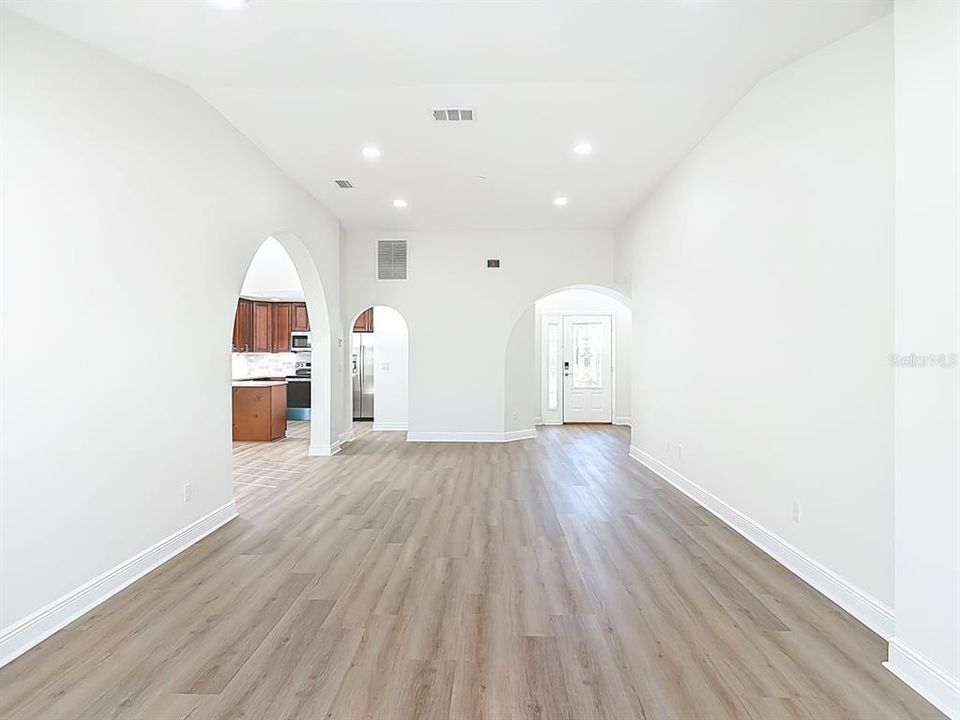 For Sale: $370,000 (2 beds, 2 baths, 1609 Square Feet)