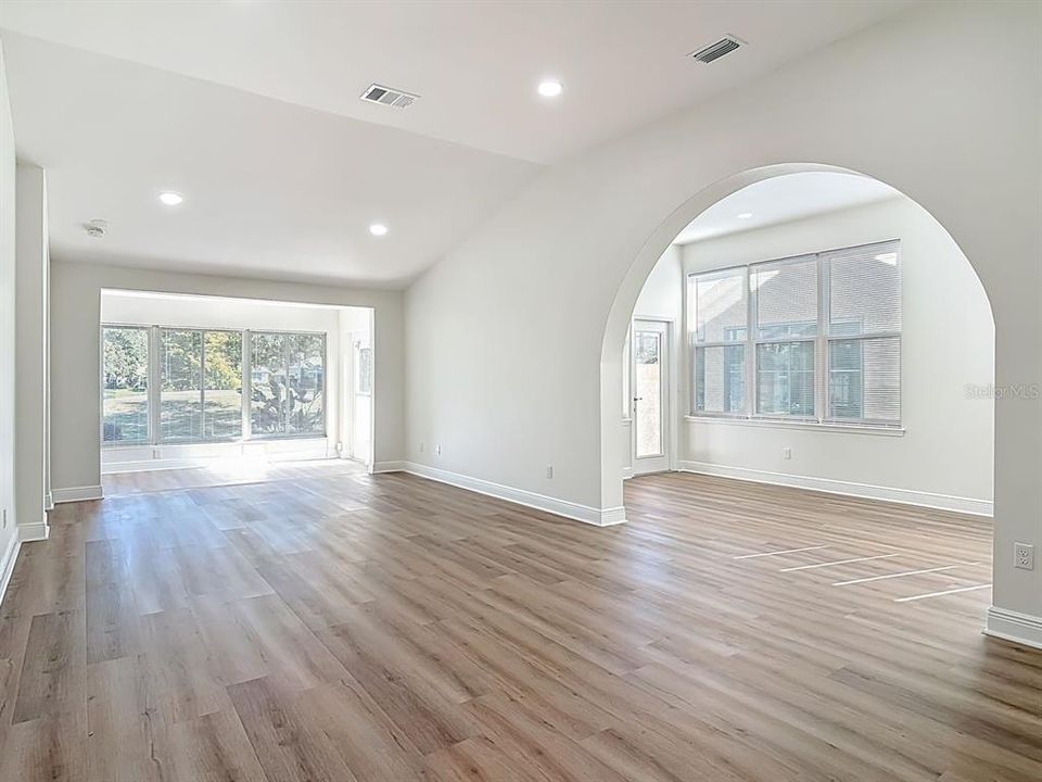 For Sale: $370,000 (2 beds, 2 baths, 1609 Square Feet)