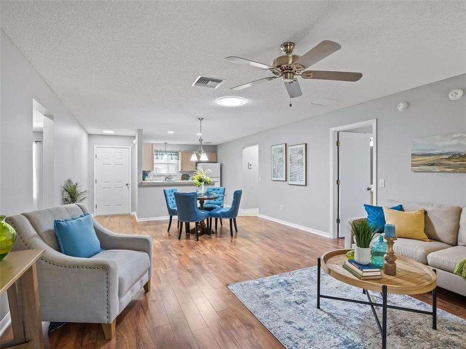 合同活跃: $267,500 (3 贝兹, 2 浴室, 1262 平方英尺)