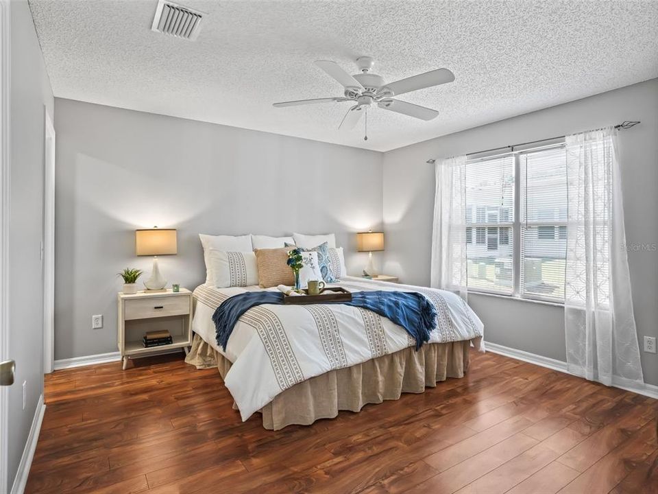 合同活跃: $267,500 (3 贝兹, 2 浴室, 1262 平方英尺)