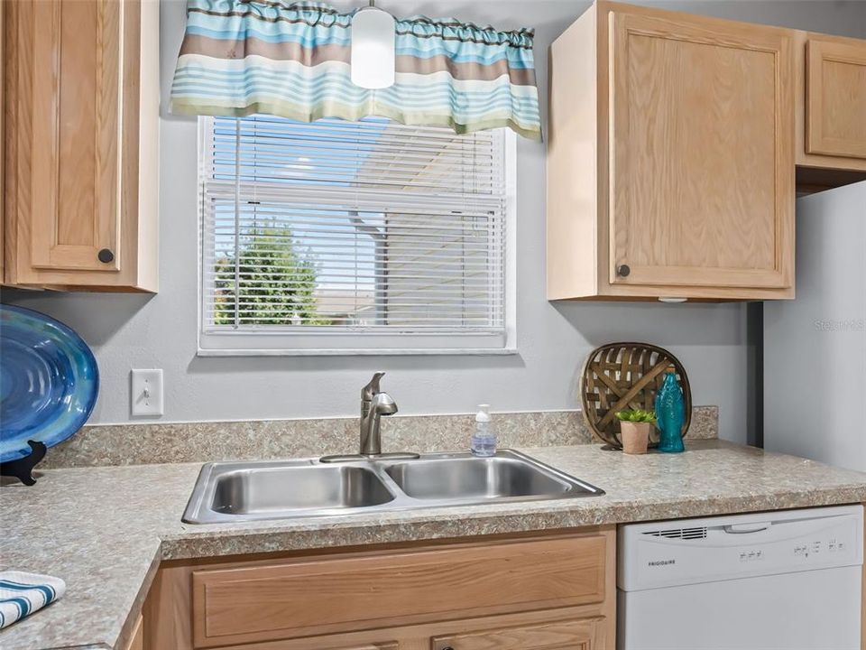 合同活跃: $267,500 (3 贝兹, 2 浴室, 1262 平方英尺)