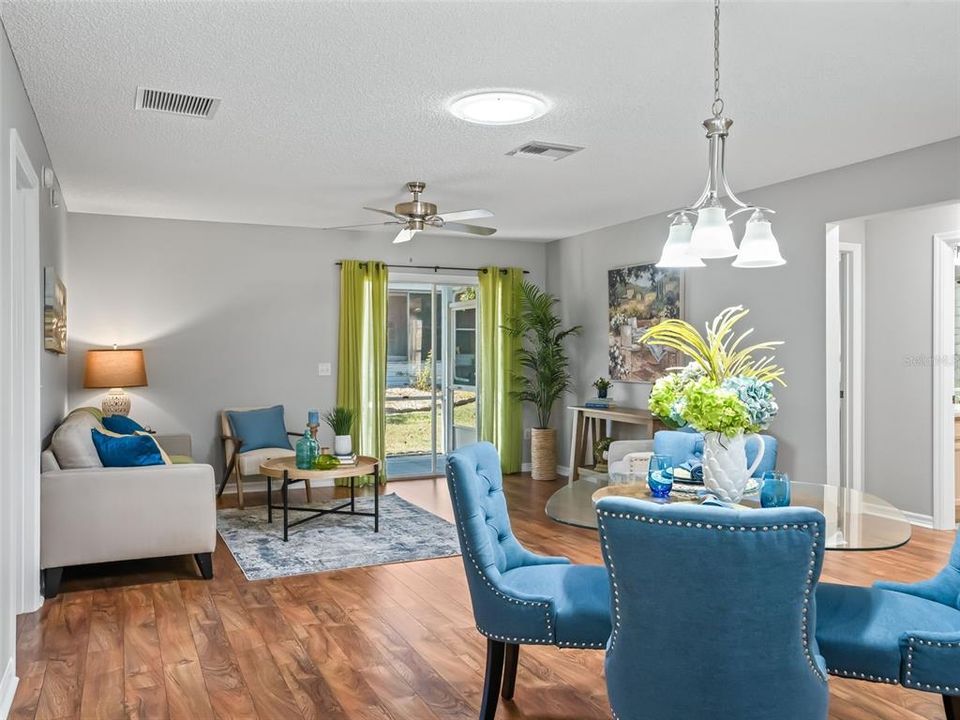 合同活跃: $267,500 (3 贝兹, 2 浴室, 1262 平方英尺)