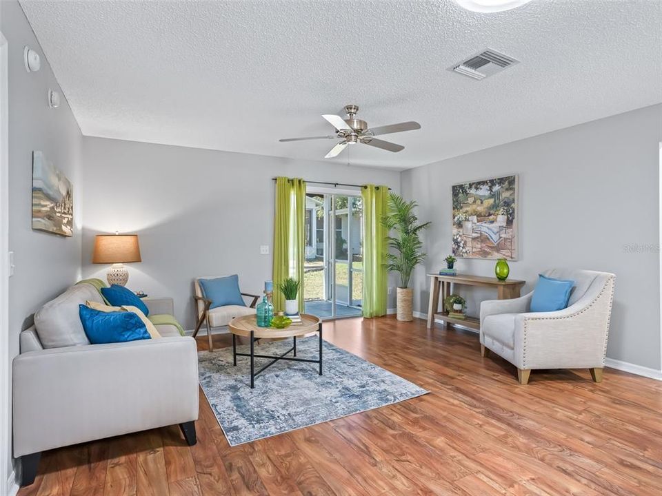 合同活跃: $267,500 (3 贝兹, 2 浴室, 1262 平方英尺)