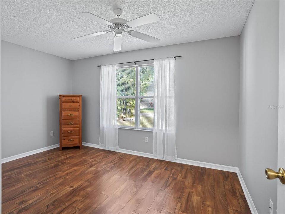 合同活跃: $267,500 (3 贝兹, 2 浴室, 1262 平方英尺)