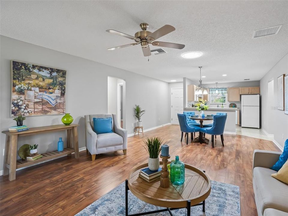 合同活跃: $267,500 (3 贝兹, 2 浴室, 1262 平方英尺)