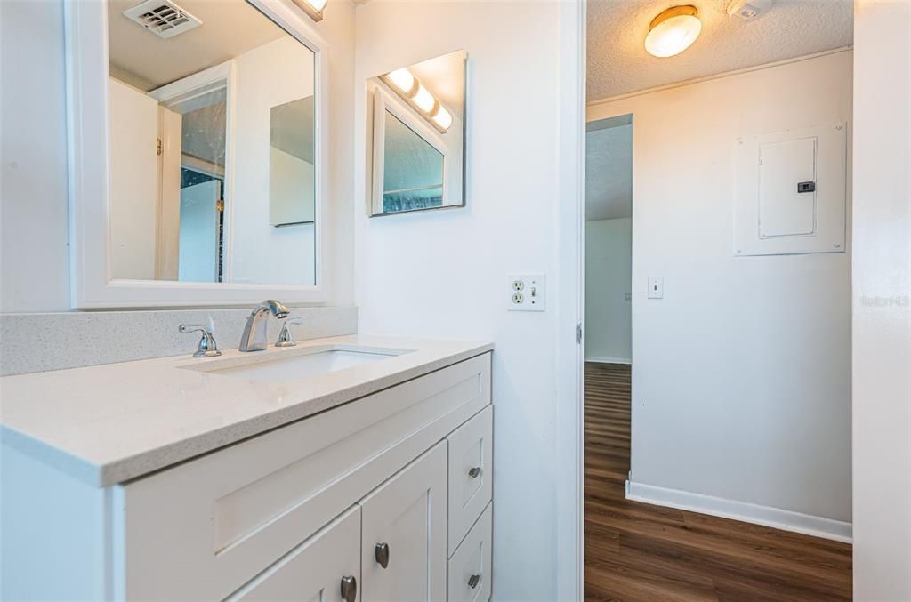 For Sale: $225,000 (2 beds, 1 baths, 870 Square Feet)