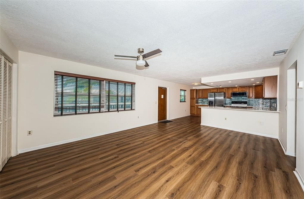 For Sale: $225,000 (2 beds, 1 baths, 870 Square Feet)