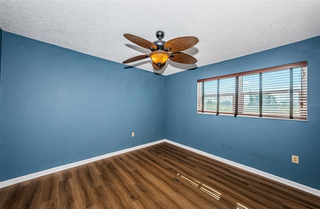 For Sale: $225,000 (2 beds, 1 baths, 870 Square Feet)