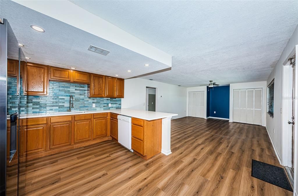 For Sale: $225,000 (2 beds, 1 baths, 870 Square Feet)