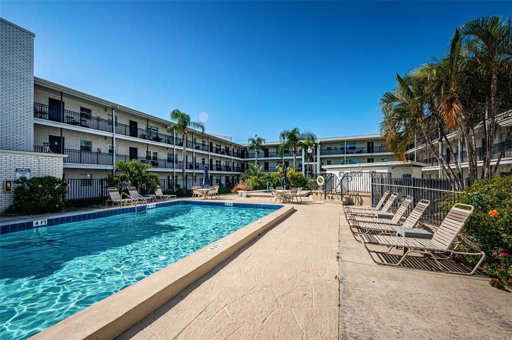 For Sale: $225,000 (2 beds, 1 baths, 870 Square Feet)