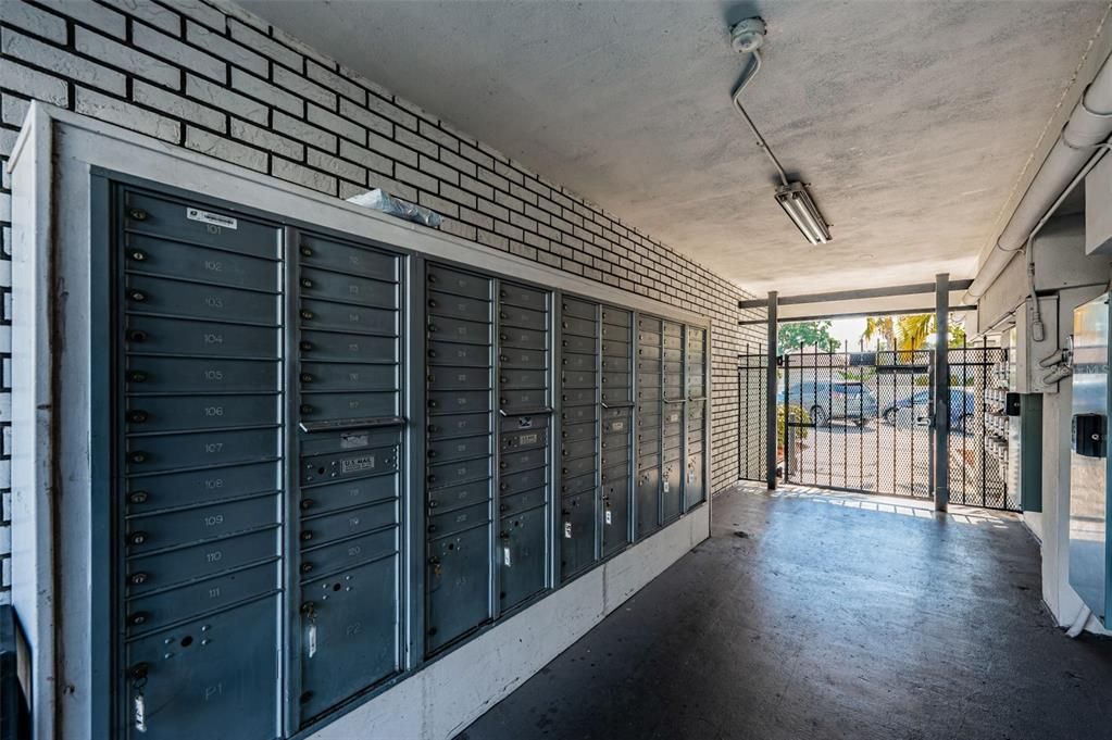 For Sale: $225,000 (2 beds, 1 baths, 870 Square Feet)