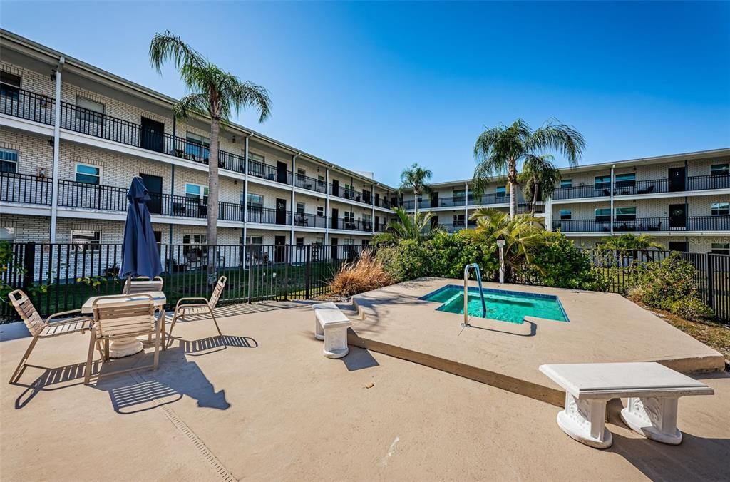 For Sale: $225,000 (2 beds, 1 baths, 870 Square Feet)