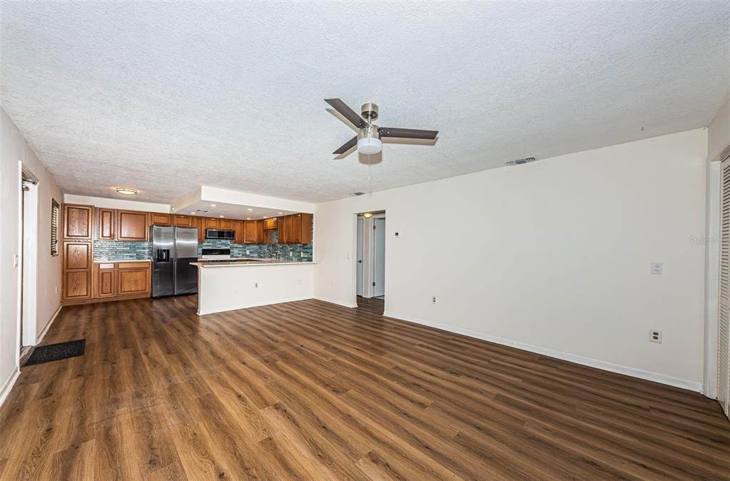 For Sale: $225,000 (2 beds, 1 baths, 870 Square Feet)