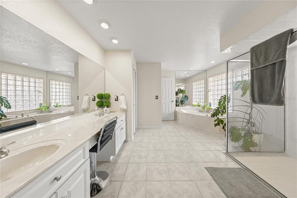 合同活跃: $479,000 (3 贝兹, 2 浴室, 2463 平方英尺)