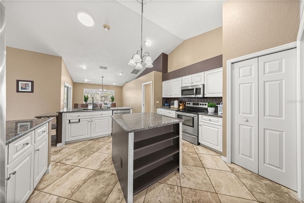 合同活跃: $479,000 (3 贝兹, 2 浴室, 2463 平方英尺)