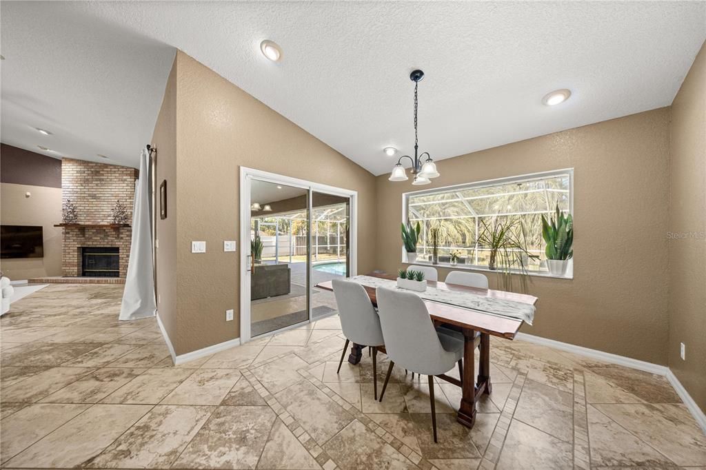 合同活跃: $479,000 (3 贝兹, 2 浴室, 2463 平方英尺)