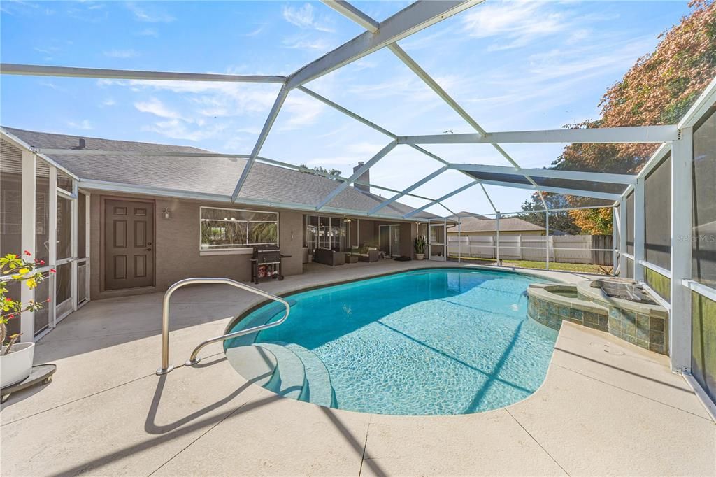 合同活跃: $479,000 (3 贝兹, 2 浴室, 2463 平方英尺)