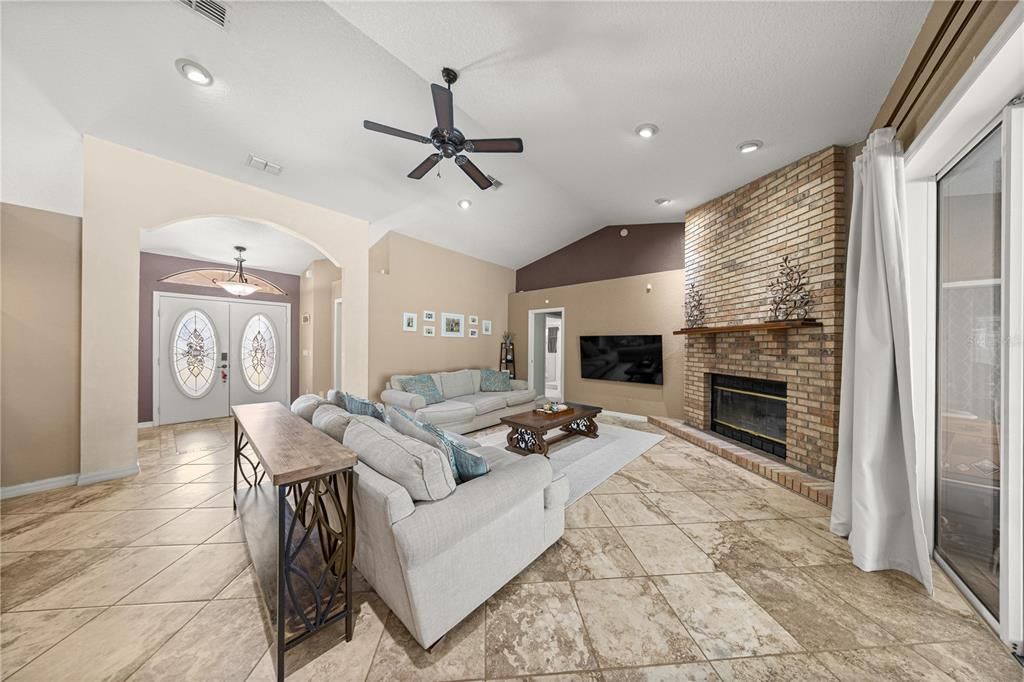 合同活跃: $479,000 (3 贝兹, 2 浴室, 2463 平方英尺)