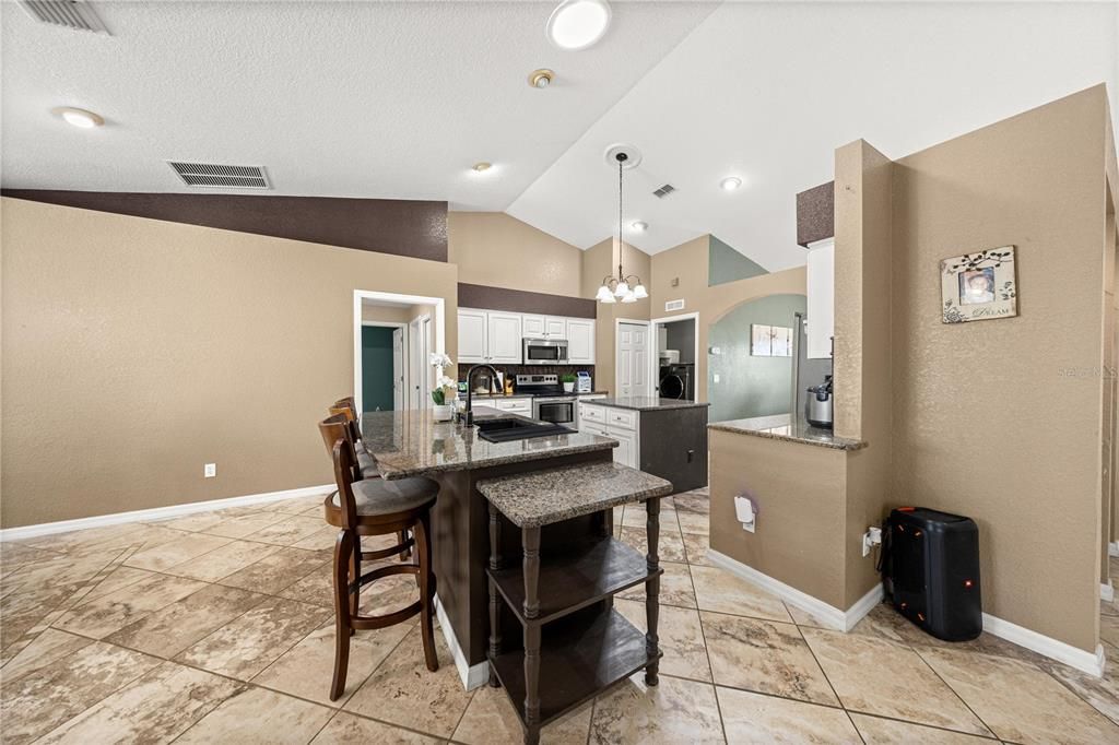 合同活跃: $479,000 (3 贝兹, 2 浴室, 2463 平方英尺)