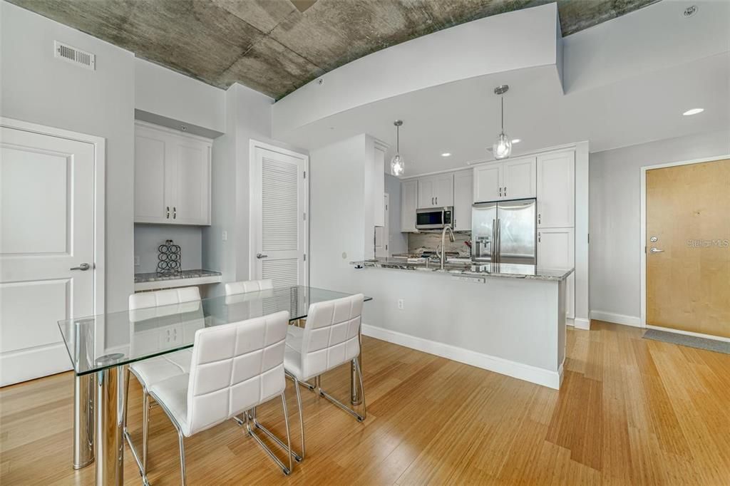 For Sale: $325,000 (2 beds, 2 baths, 1263 Square Feet)