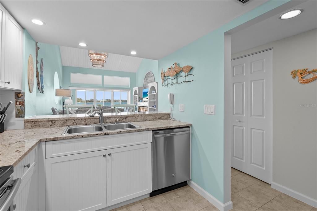 На продажу: $775,000 (2 спален, 2 ванн, 1259 Квадратных фут)