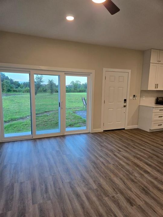 出租: $1,300 (1 贝兹, 1 浴室, 500 平方英尺)