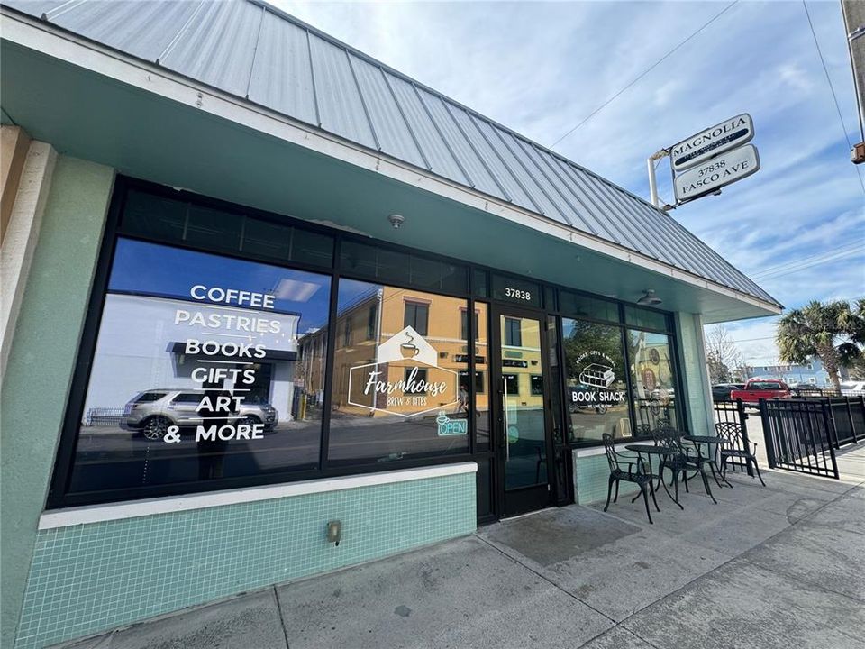 Под контрактом: $269,990 (3 спален, 2 ванн, 1402 Квадратных фут)