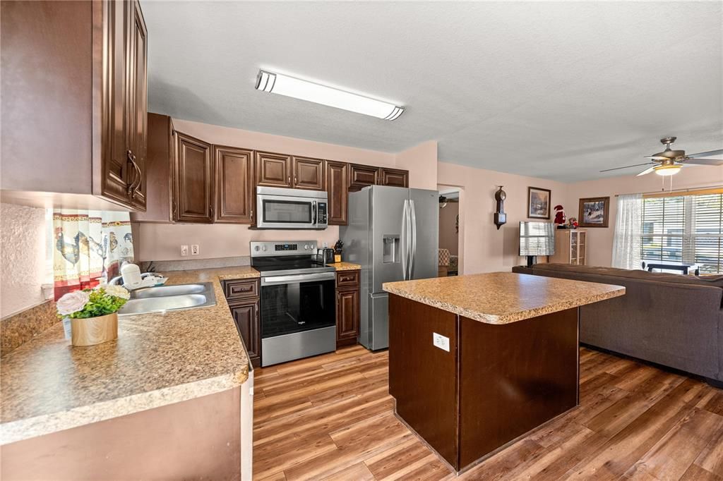 На продажу: $239,900 (3 спален, 2 ванн, 1136 Квадратных фут)