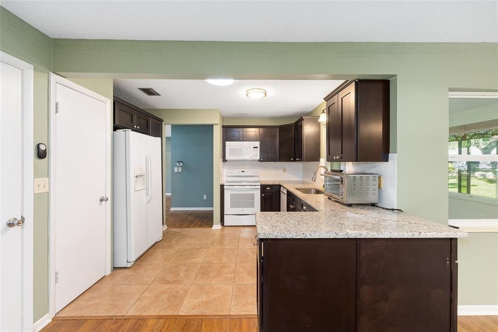 На продажу: $154,900 (2 спален, 2 ванн, 1424 Квадратных фут)