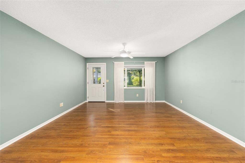 На продажу: $154,900 (2 спален, 2 ванн, 1424 Квадратных фут)