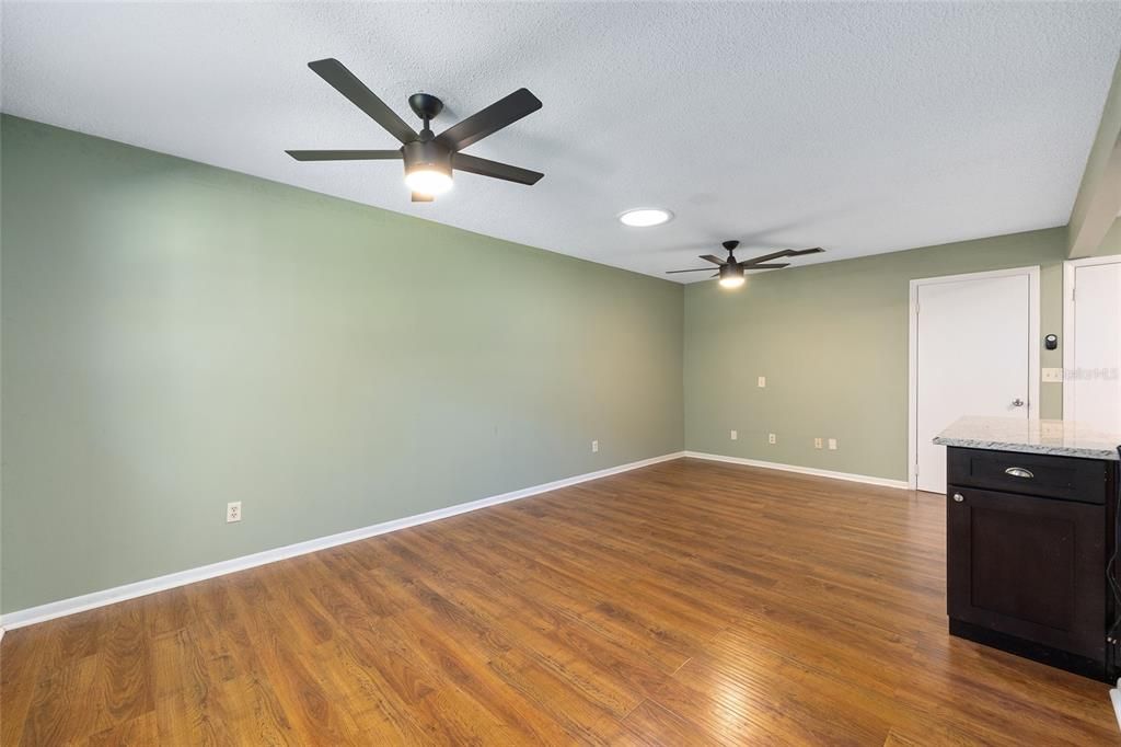 На продажу: $154,900 (2 спален, 2 ванн, 1424 Квадратных фут)