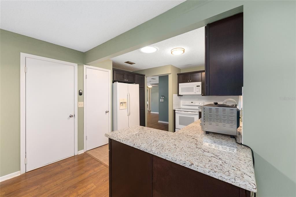 На продажу: $154,900 (2 спален, 2 ванн, 1424 Квадратных фут)