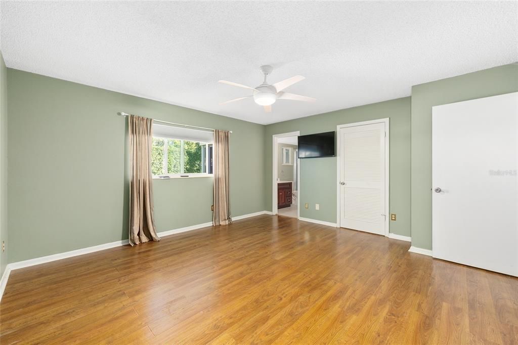 На продажу: $154,900 (2 спален, 2 ванн, 1424 Квадратных фут)